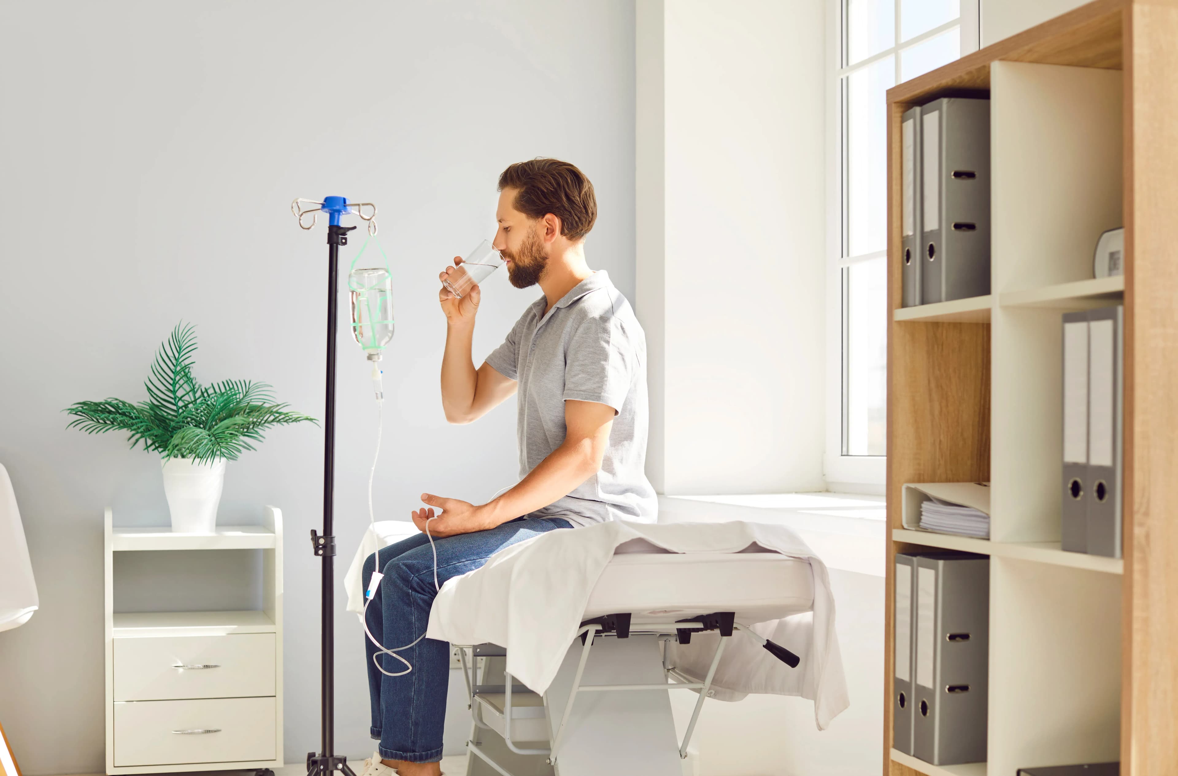 Mann während einer Detox Infusion bei Ortho Medic Baden-Baden